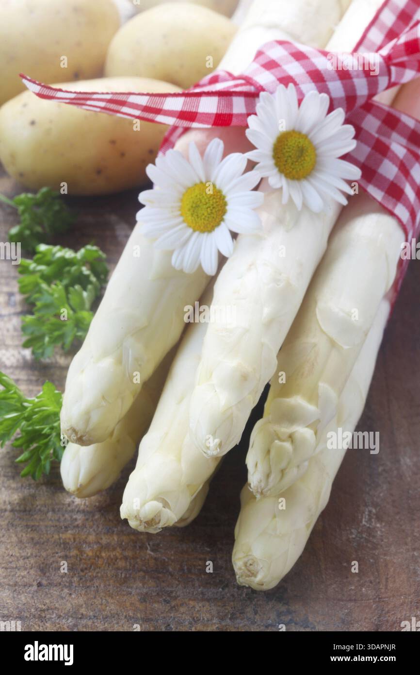 Cibo, asparagi su sfondo di legno Foto Stock