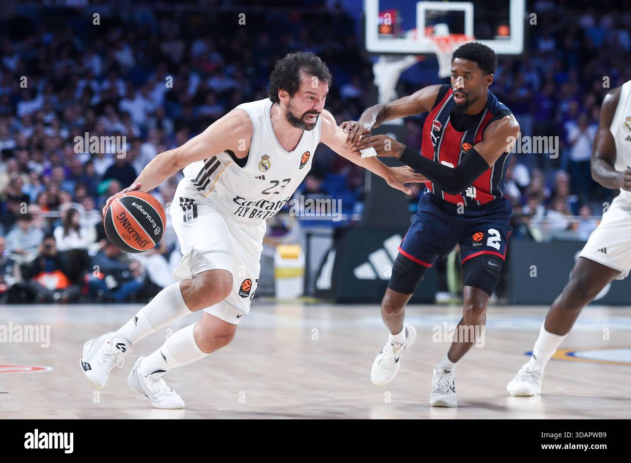 Madrid, Spagna. 11 dicembre 2025. Sergio Llull (L) del Real Madrid si confronta con Kobi Simmons dei Baskonia durante la partita di basket dell'Eurolega tra Real Madrid e Baskonia alla Movistar Arena di Madrid, in Spagna, l'11 dicembre 2025. Crediti: Gustavo Valiente/Xinhua/Alamy Live News Foto Stock