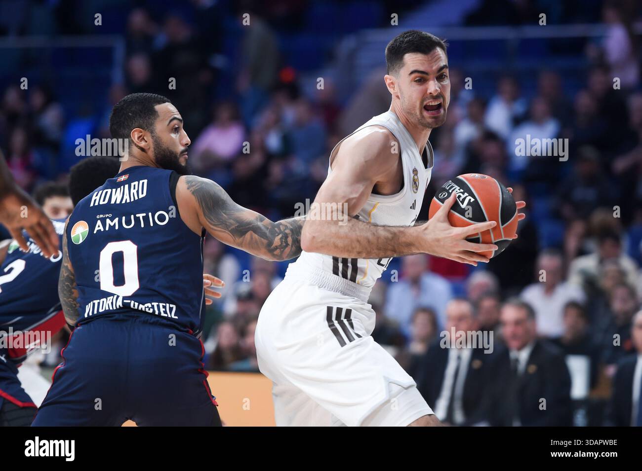 Madrid, Spagna. 11 dicembre 2025. Alberto Abalde (R) del Real Madrid affronta Markus Howard dei Baskonia durante la partita di basket tra Real Madrid e Baskonia alla Movistar Arena di Madrid, in Spagna, l'11 dicembre 2025. Crediti: Gustavo Valiente/Xinhua/Alamy Live News Foto Stock