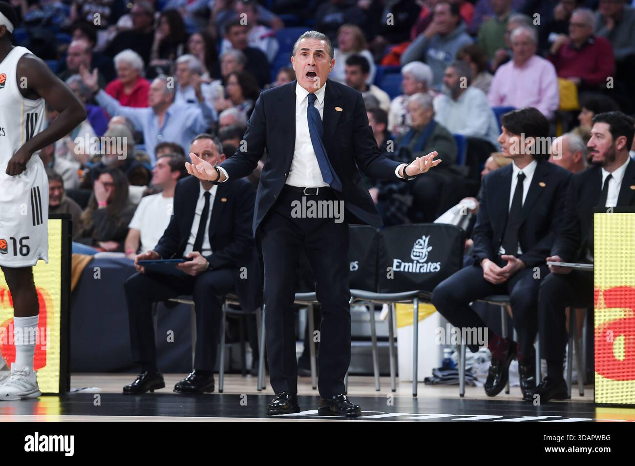 Madrid, Spagna. 11 dicembre 2025. L'allenatore del Real Madrid Sergio Scariolo reagisce durante la partita di basket dell'Eurolega tra Real Madrid e Baskonia alla Movistar Arena di Madrid, in Spagna, l'11 dicembre 2025. Crediti: Gustavo Valiente/Xinhua/Alamy Live News Foto Stock