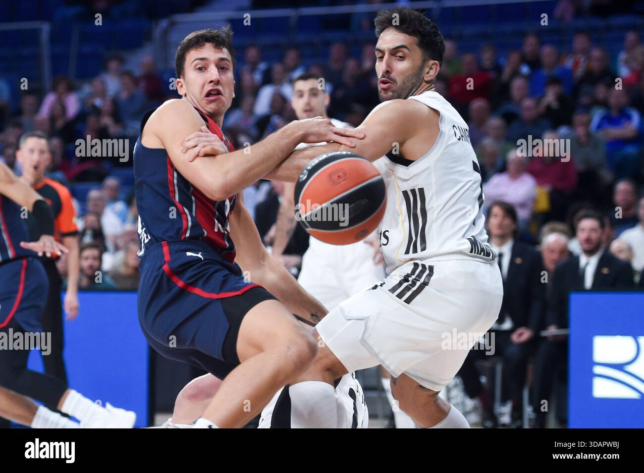 Madrid, Spagna. 11 dicembre 2025. Facundo Campazzo (R) del Real Madrid sfida con Matteo spagnolo dei Baskonia durante la partita di basket dell'Eurolega tra Real Madrid e Baskonia alla Movistar Arena di Madrid, in Spagna, l'11 dicembre 2025. Crediti: Gustavo Valiente/Xinhua/Alamy Live News Foto Stock