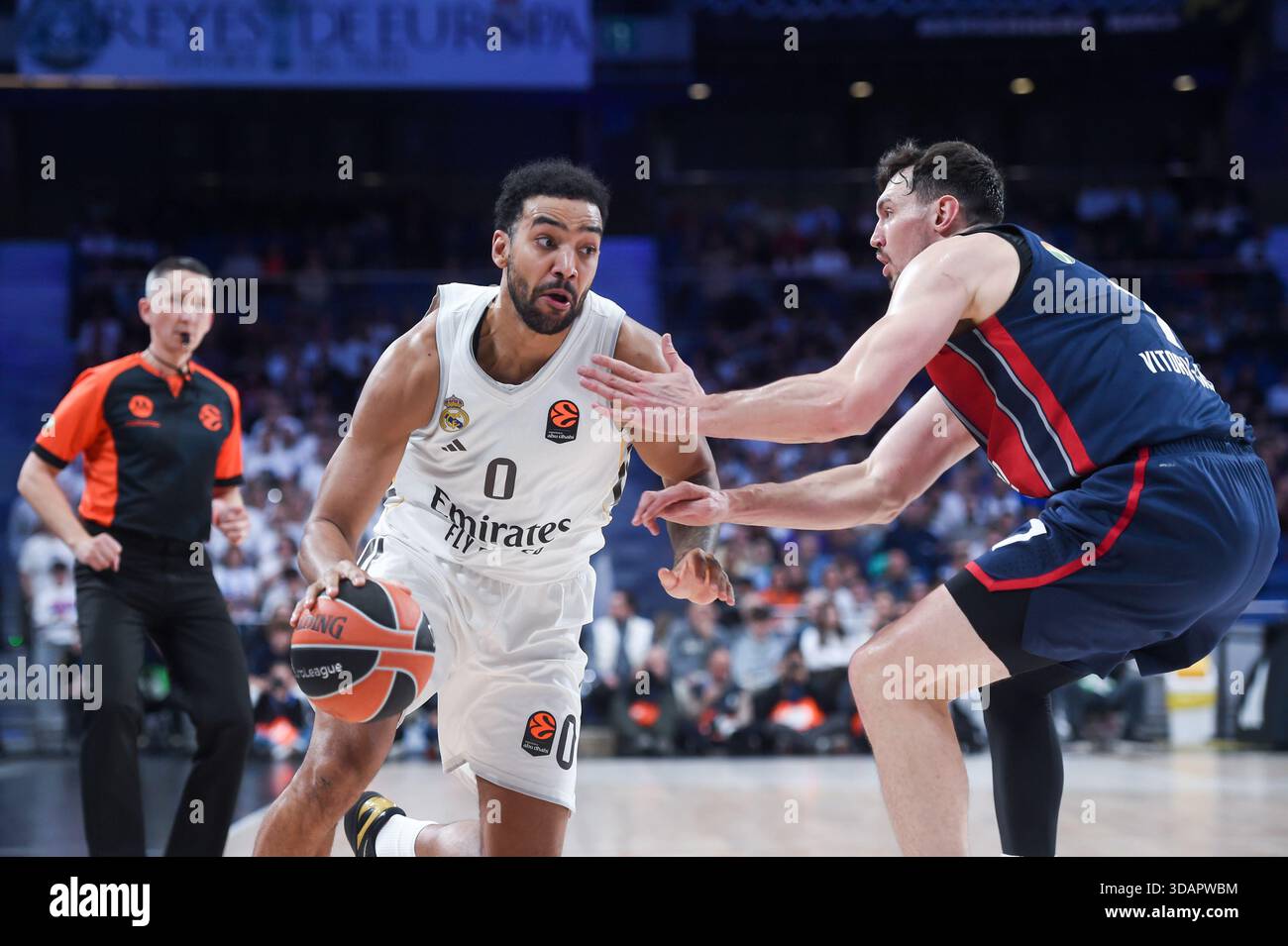 Madrid, Spagna. 11 dicembre 2025. Trey Lyles (L) del Real Madrid si confronta con i Rodions Kurucs dei Baskonia durante la partita di basket tra Real Madrid e Baskonia alla Movistar Arena di Madrid, in Spagna, l'11 dicembre 2025. Crediti: Gustavo Valiente/Xinhua/Alamy Live News Foto Stock