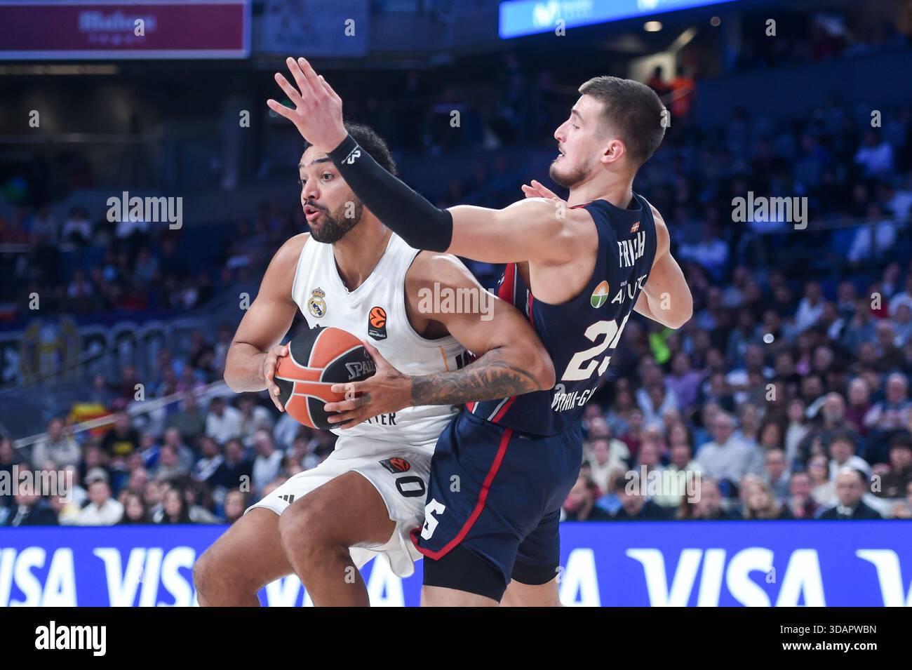 Madrid, Spagna. 11 dicembre 2025. Trey Lyles (L) del Real Madrid sfida con Clement Frisch dei Baskonia durante la partita di basket dell'Eurolega tra Real Madrid e Baskonia alla Movistar Arena di Madrid, in Spagna, l'11 dicembre 2025. Crediti: Gustavo Valiente/Xinhua/Alamy Live News Foto Stock