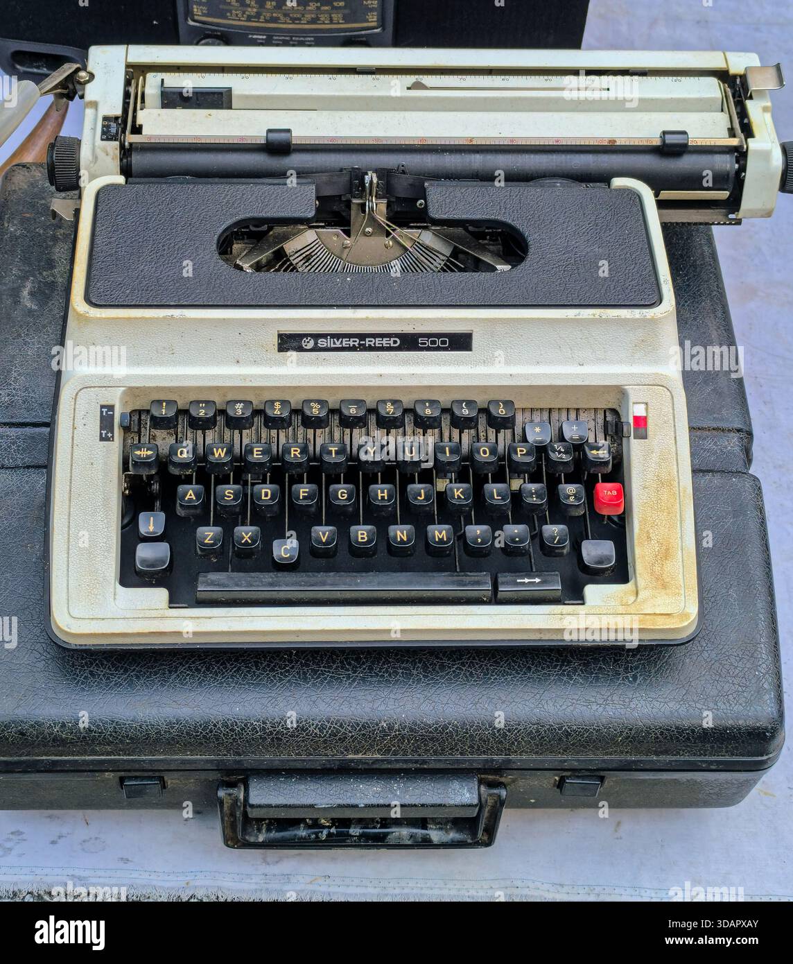 IPOH, MALESIA - 9 NOVEMBRE 2025: Una macchina da scrivere manuale vintage argento e nera si trova sulla custodia di plastica nera. Foto Stock