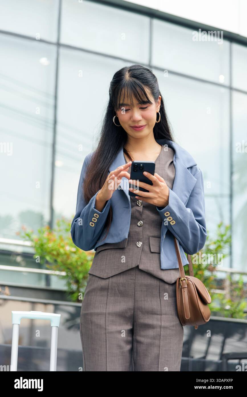 Donna in viaggio, persone, uomini d'affari, utilizza lo smartphone per le strade della città per lavorare, vivere all'aria aperta Foto Stock