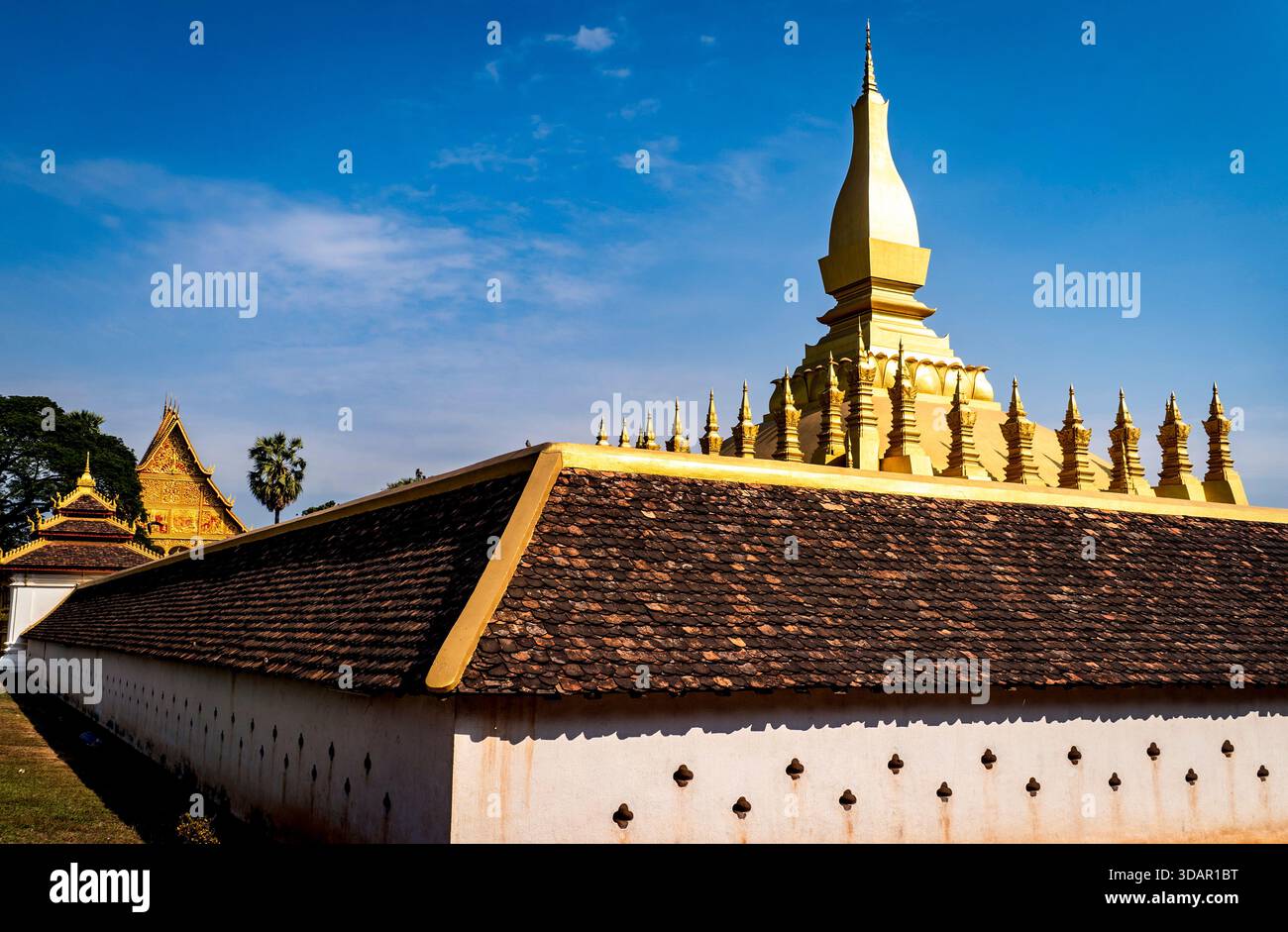 Stupa dorato e tempio con cielo blu sullo sfondo. Foto Stock