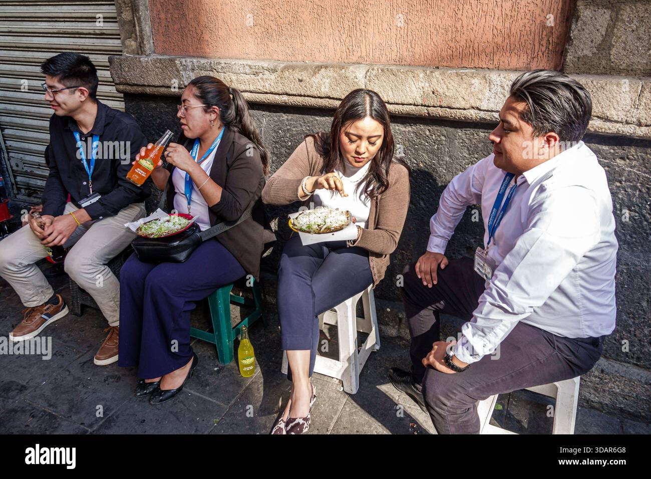Città del Messico, Messico, centro storico storico, uomini adulti, donne, impiegati ispanici che mangiano cibo di strada, pranzano seduti, abbigliamento informale, Foto Stock