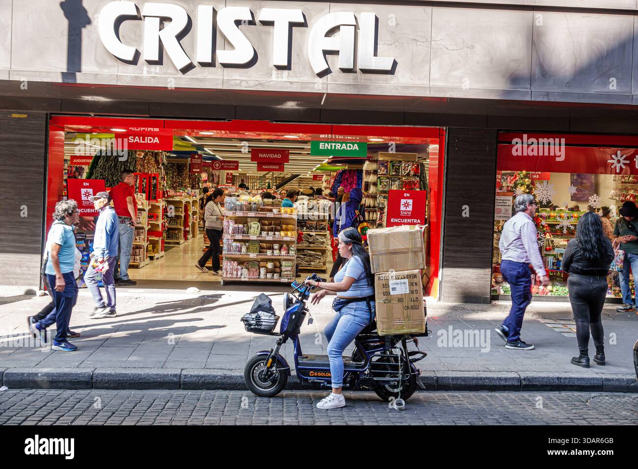 Città del Messico, Messico, centro storico, ingresso al negozio CRISTAL, scena di strada, donne adulte che cavalcano uno scooter elettrico Foto Stock