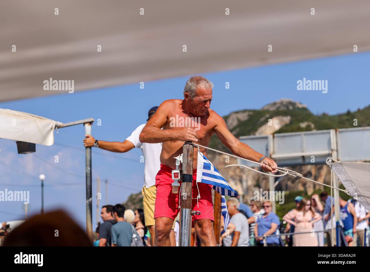 Tour operator in barca che si preparano per i passeggeri sull'isola di Corfù Foto Stock