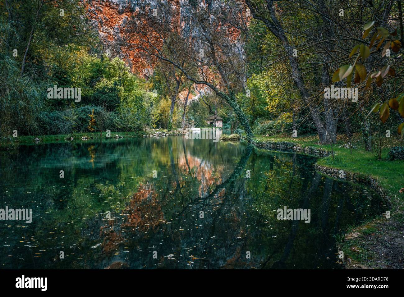 Specchio del lago riflesso di scogliere colorate e alberi nel Parco naturale di Monasterio de Piedra Foto Stock