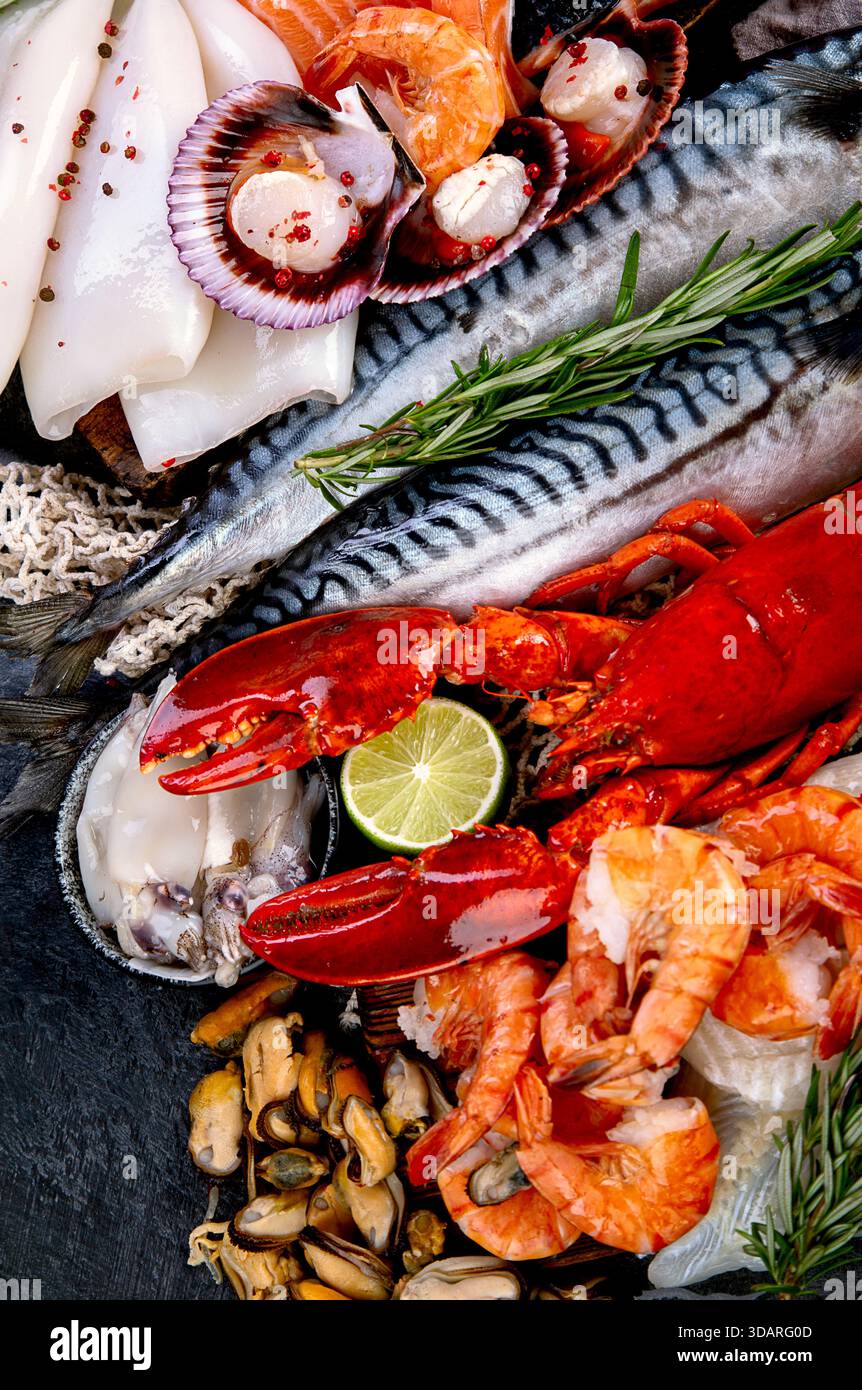 Varietà di pesce fresco ed erbe aromatiche. Pesce fresco e specialità di pesce. Vista dall'alto. Foto Stock