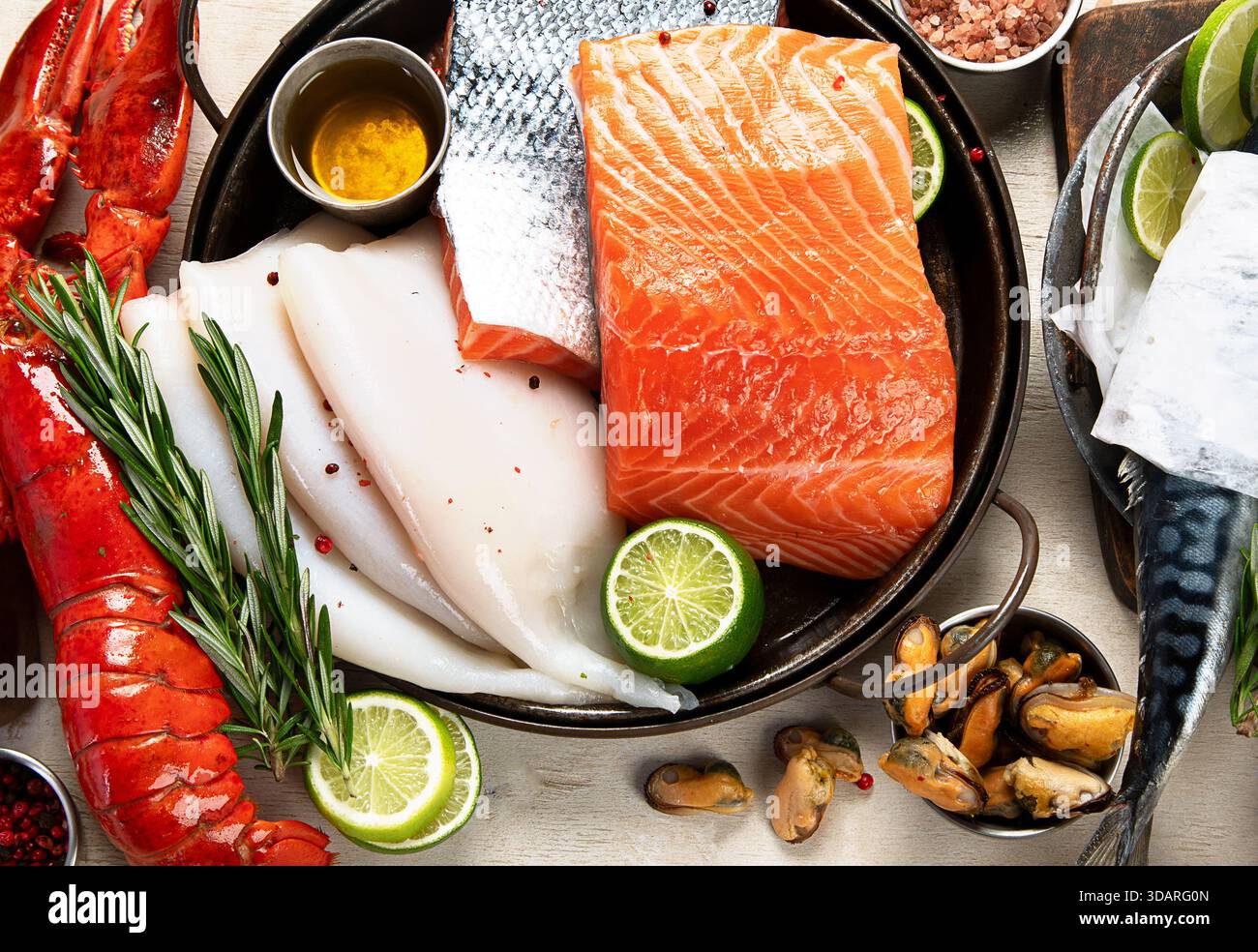 Varietà di pesce fresco ed erbe aromatiche. Pesce fresco e specialità di pesce. Vista dall'alto. Foto Stock