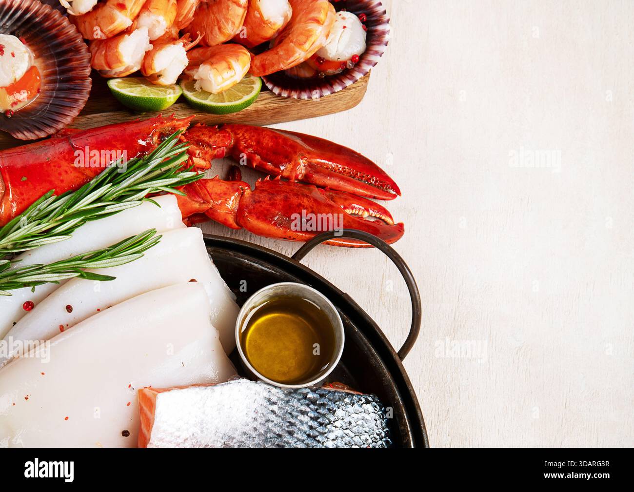 Varietà di pesce fresco ed erbe aromatiche. Pesce fresco e specialità di pesce. Vista dall'alto. Foto Stock
