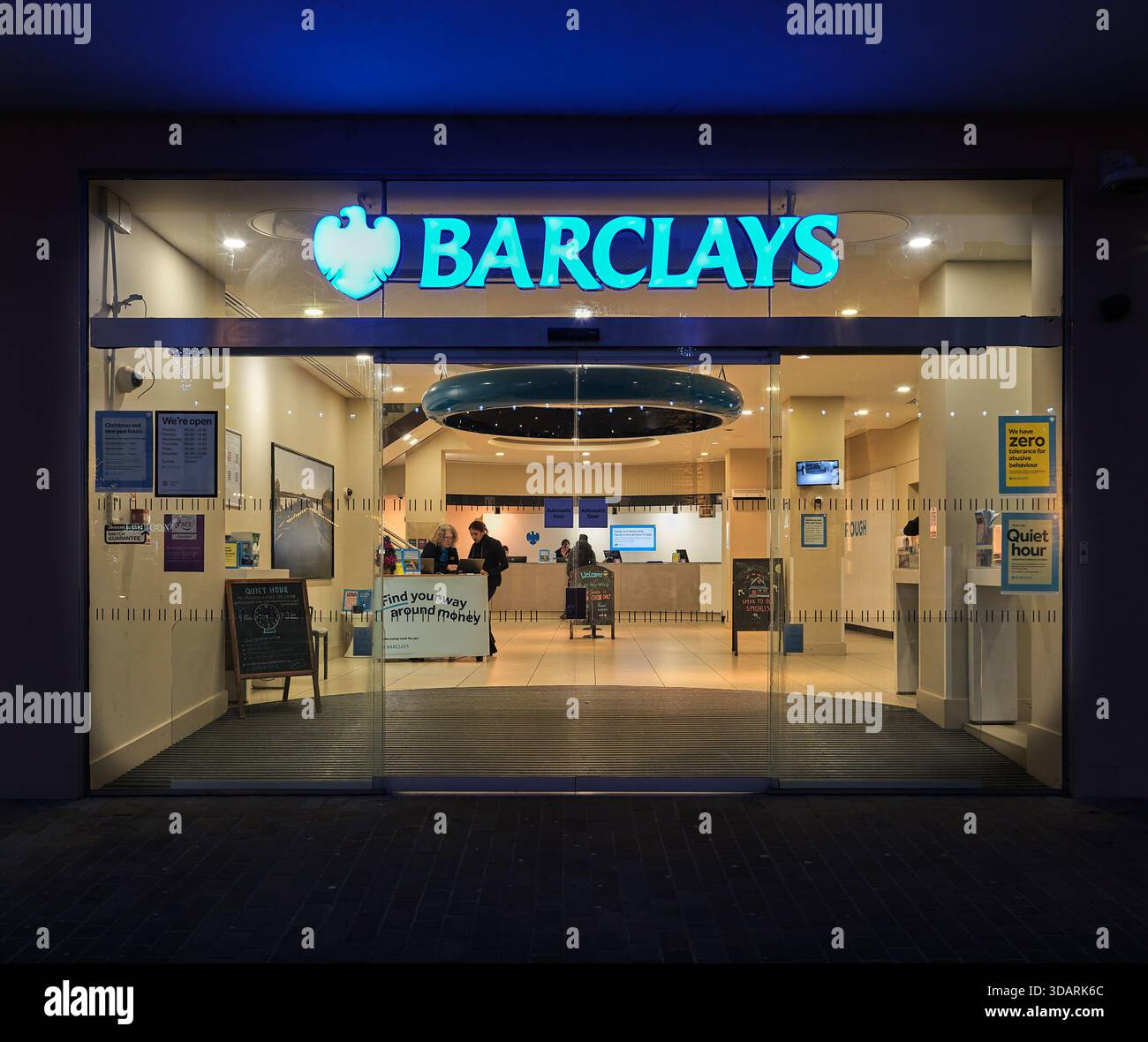 Filiale della banca Barclays, di notte, Peterborough, Inghilterra Foto Stock