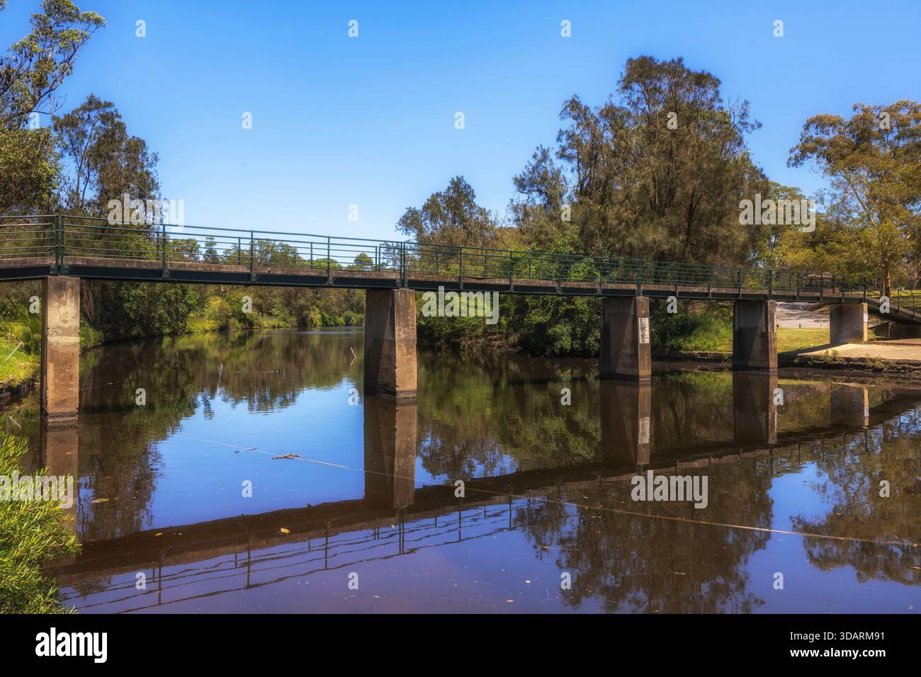 Ponte a piedi sul fiume Parramatta che scorre attraverso il verde parco urbano nella parte occidentale di Sydney, in Australia. Foto Stock