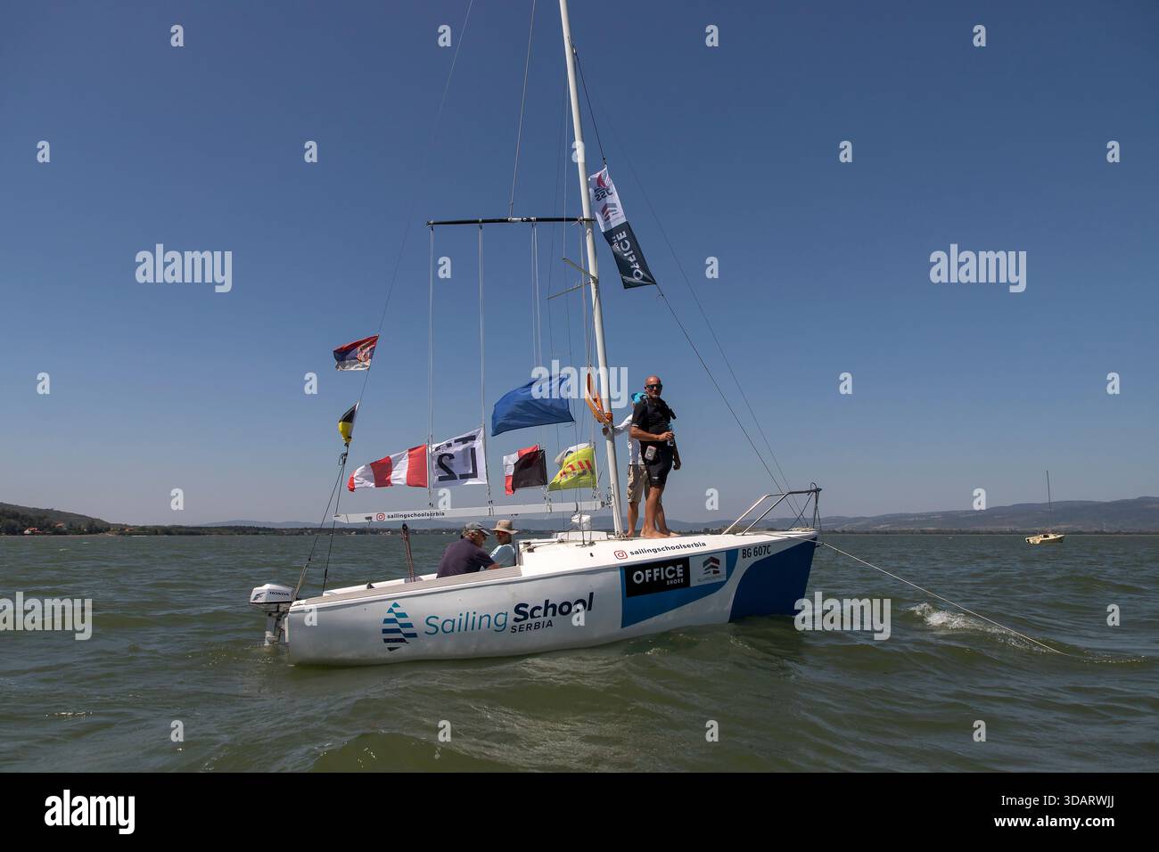 I giudici della barca del comitato di gara monitorano la regata del campionato nazionale Optimist e ILCA 6 sul Danubio vicino a Golubac, in Serbia. Foto Stock