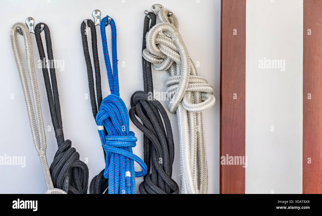 immagine dettagliata di un gruppo di linee di ancoraggio appese su un'imbarcazione Foto Stock