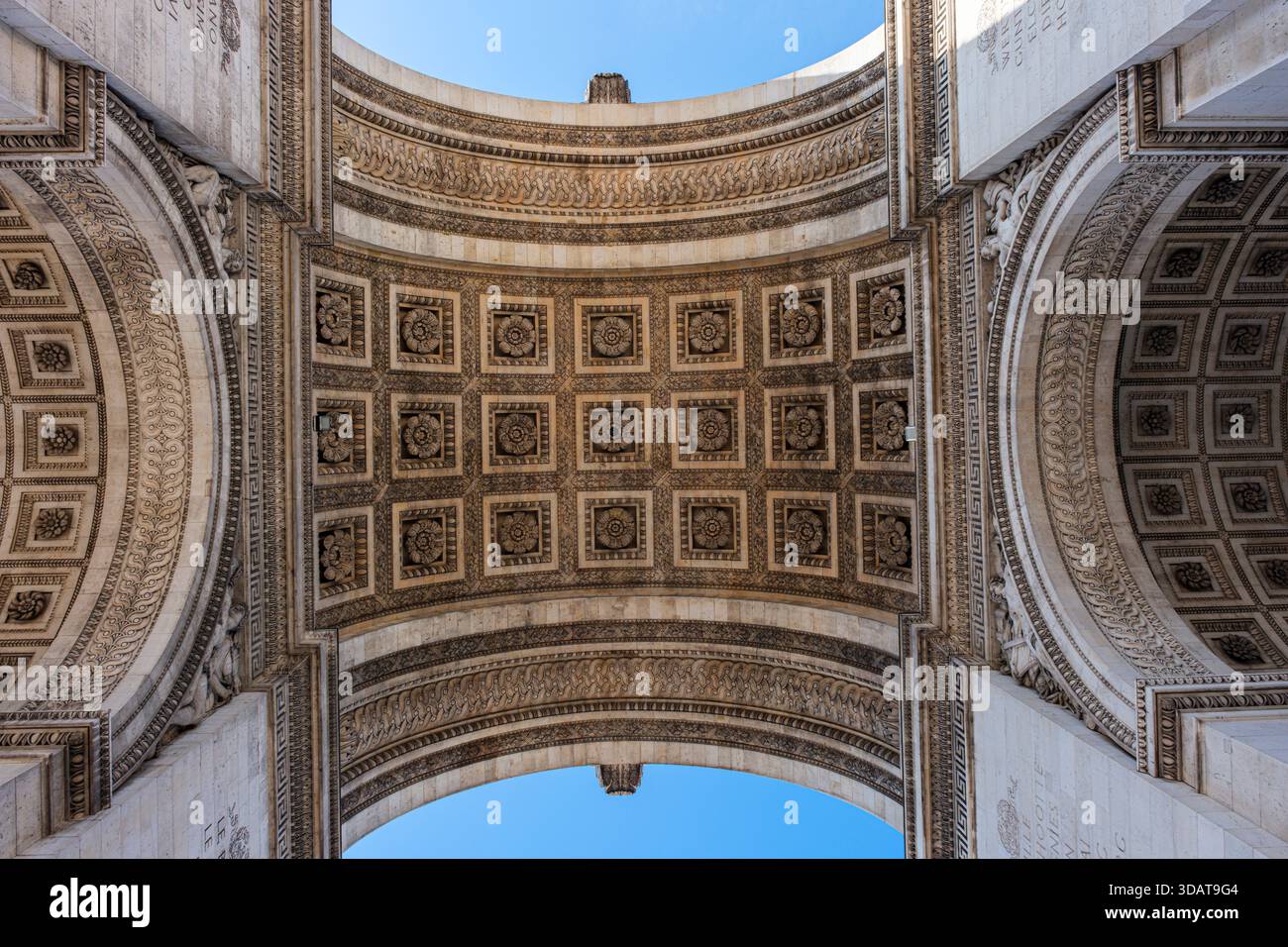 Vista in alto verso la cima dell'arco dell'Arco di Trionfo, Parigi Foto Stock