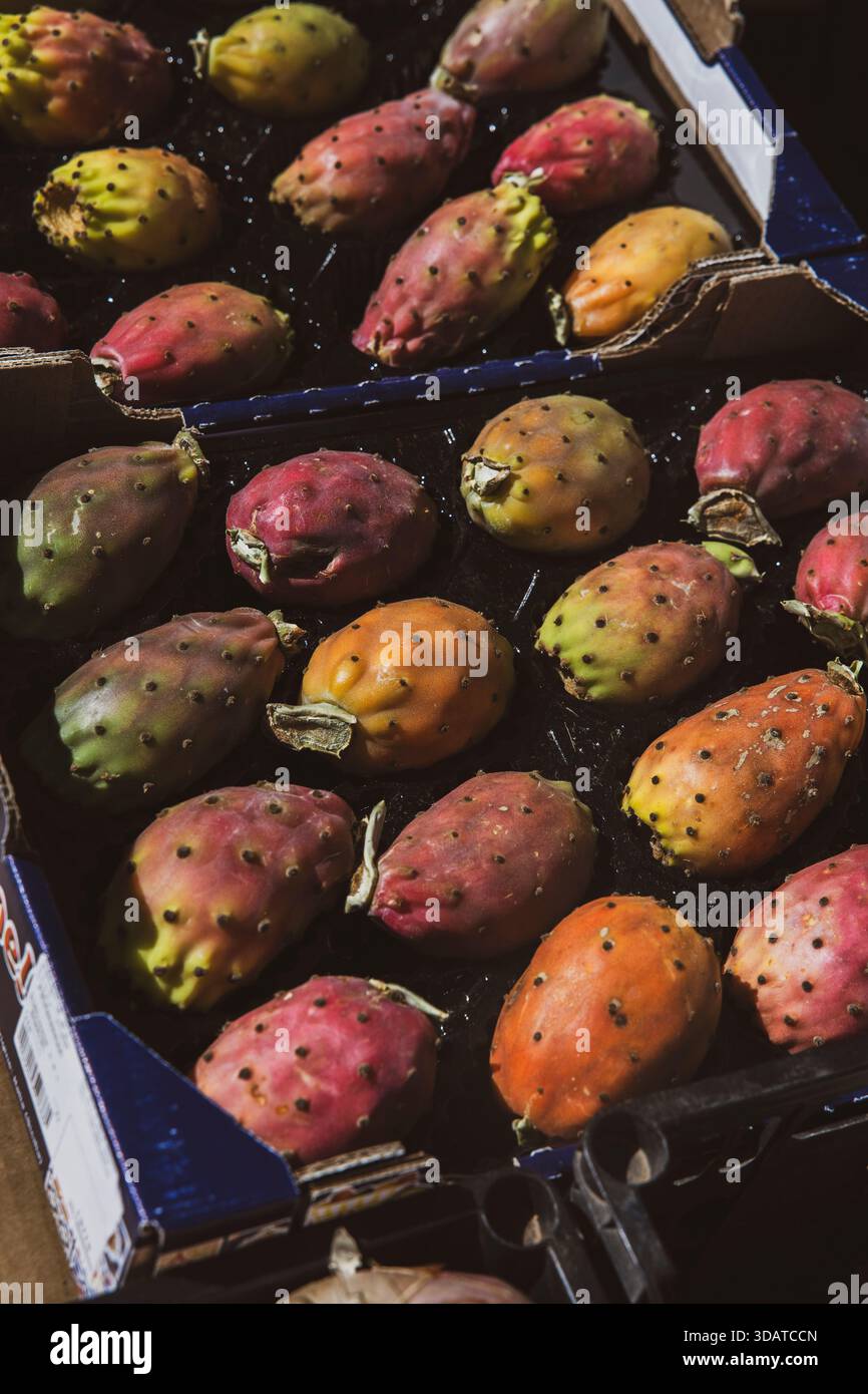 Vassoio di frutta a fico d'India al mercato italiano all'aperto Foto Stock
