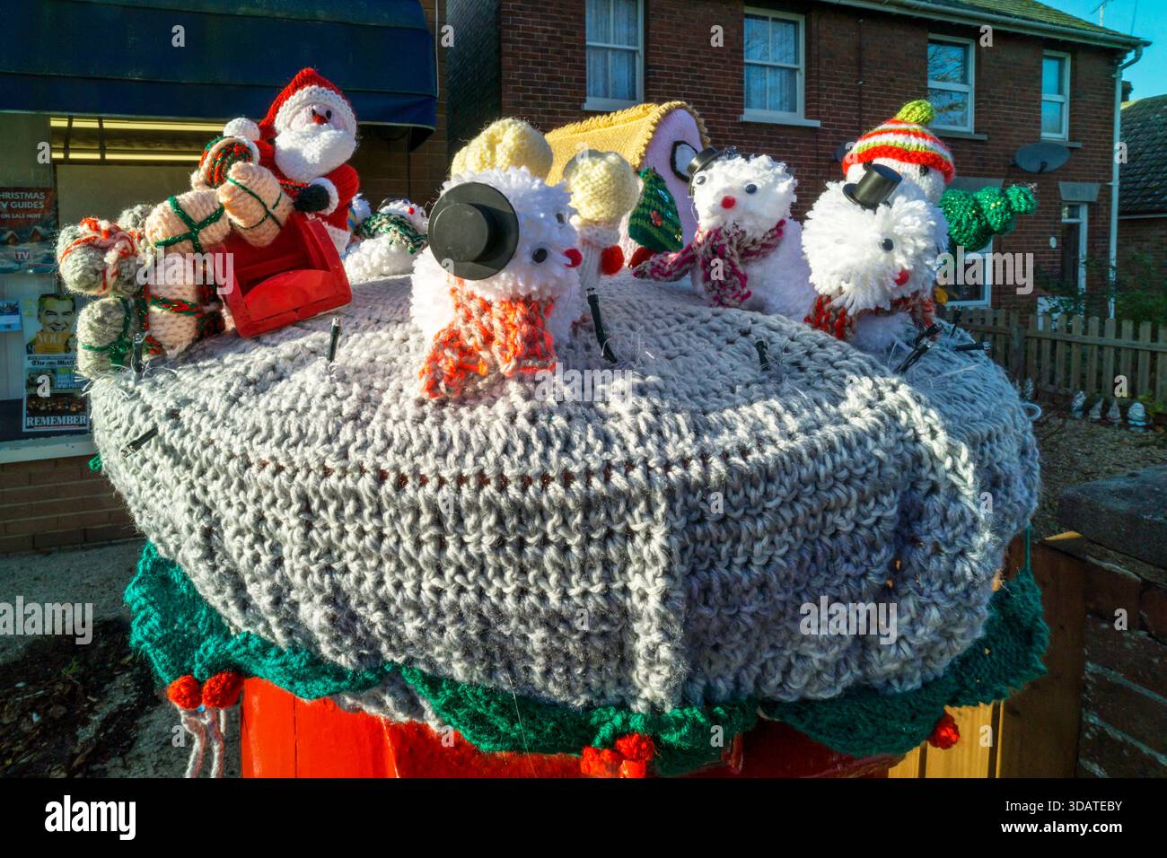 10 dicembre 2025. Dersingham, Norfolk. Bombardamento in filo a tema natalizio di una scatola a colonna. Foto Stock