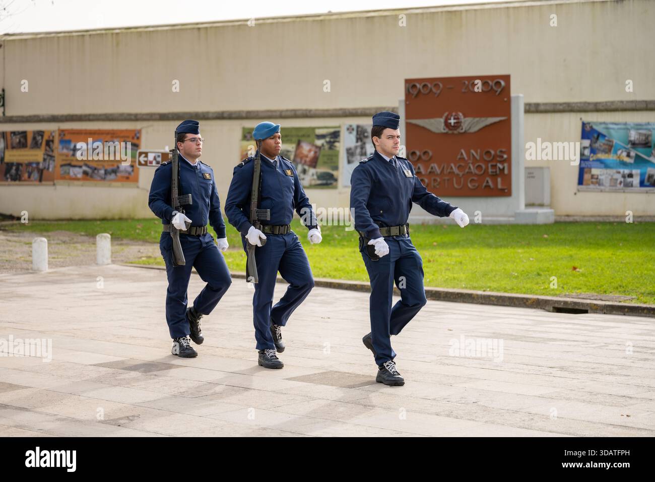 Lisbona Portogallo 4 dicembre 2025. Una guardia cerimoniale si trova accanto alla struttura triangolare del memoriale di guerra presso il sito Combatentes do Ultramar nel bel Foto Stock