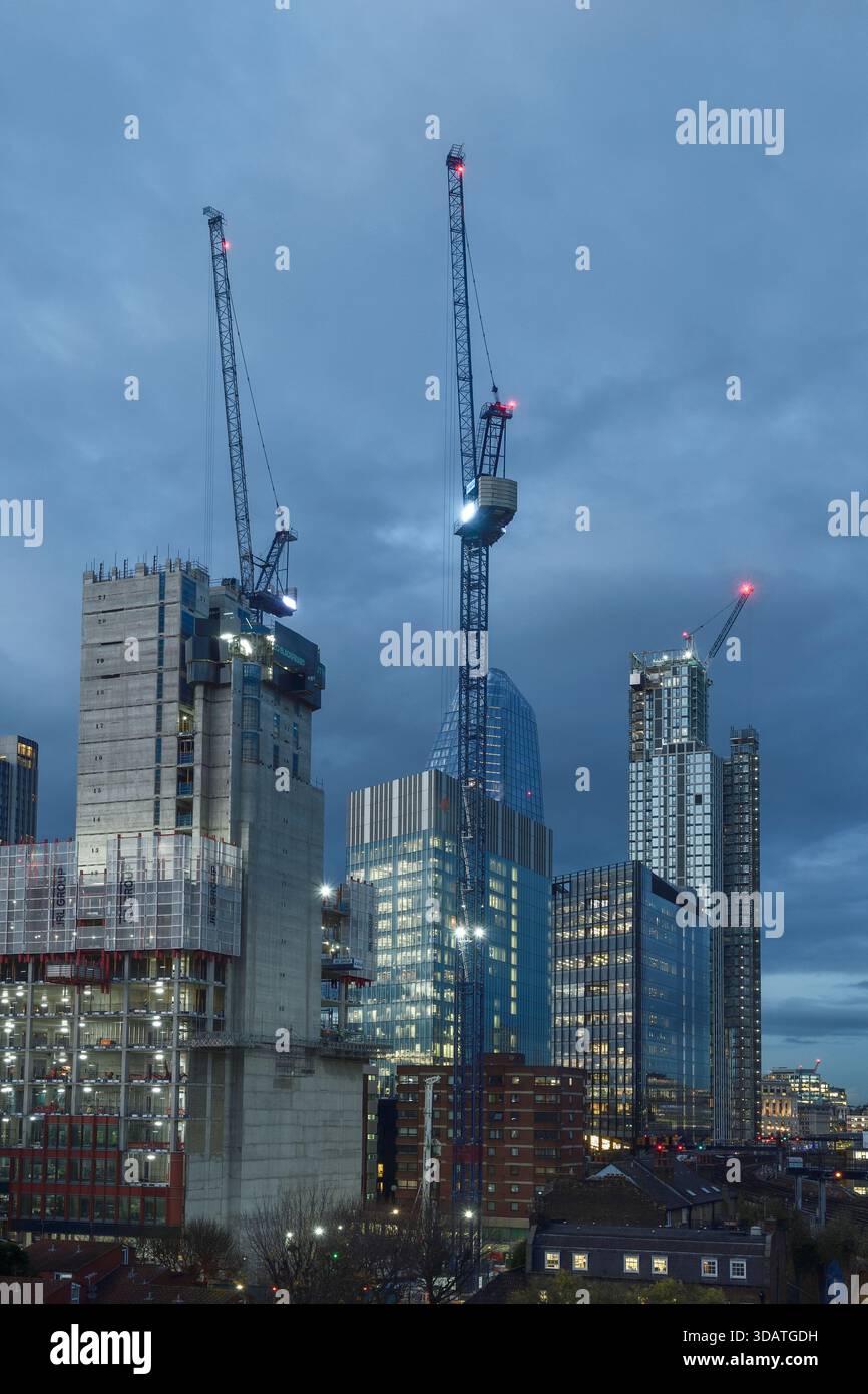 Costruzione di gru a torre in 20 Blackfriars Road nel centro di Londra, Regno Unito Foto Stock