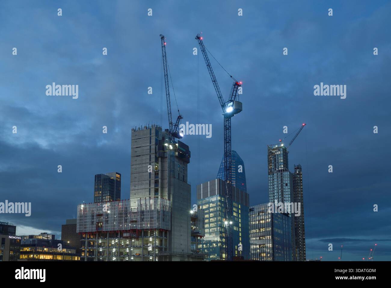 Costruzione di gru a torre in 20 Blackfriars Road nel centro di Londra, Regno Unito Foto Stock