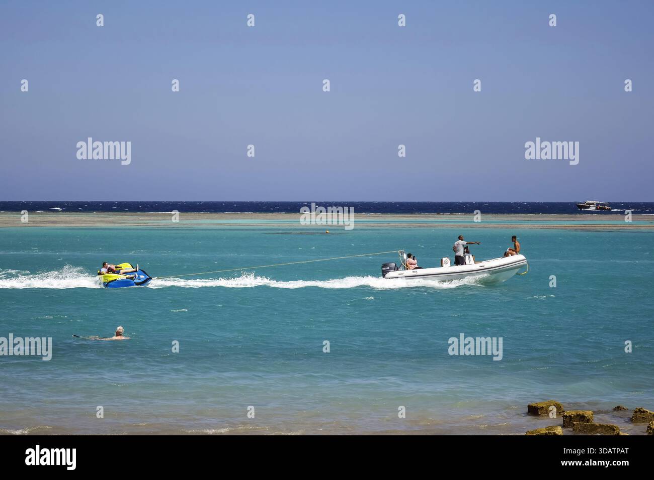 Hurghada, Egitto - 6 ottobre 2021: Intrattenimento in spiaggia, gite in barca sul mare. Vacanze attive in Egitto, vacanze. Foto Stock