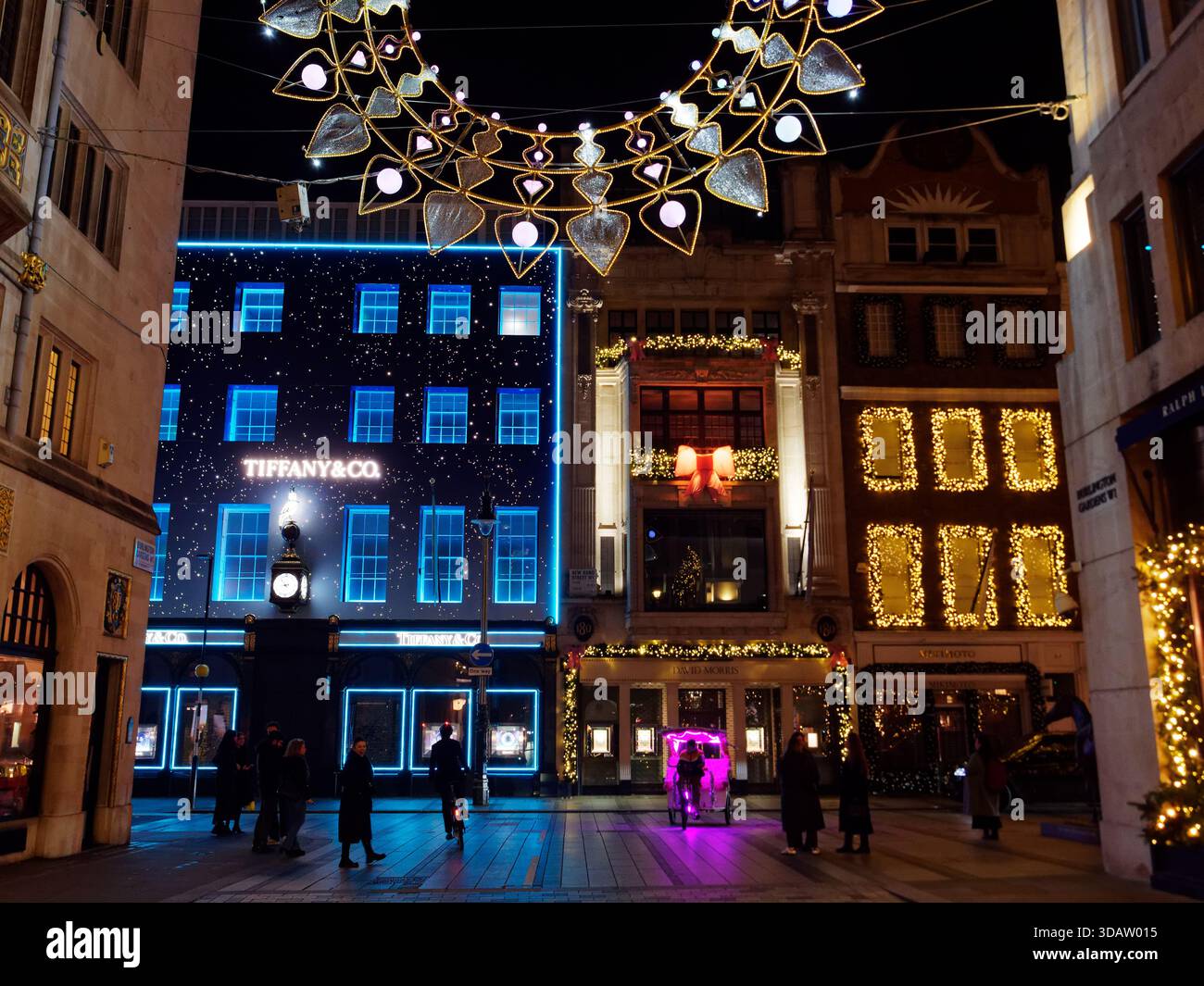 Esposizione natalizia in un negozio Tiffany & Co a Londra, Inghilterra. 10-11 dicembre 2025 Foto Stock