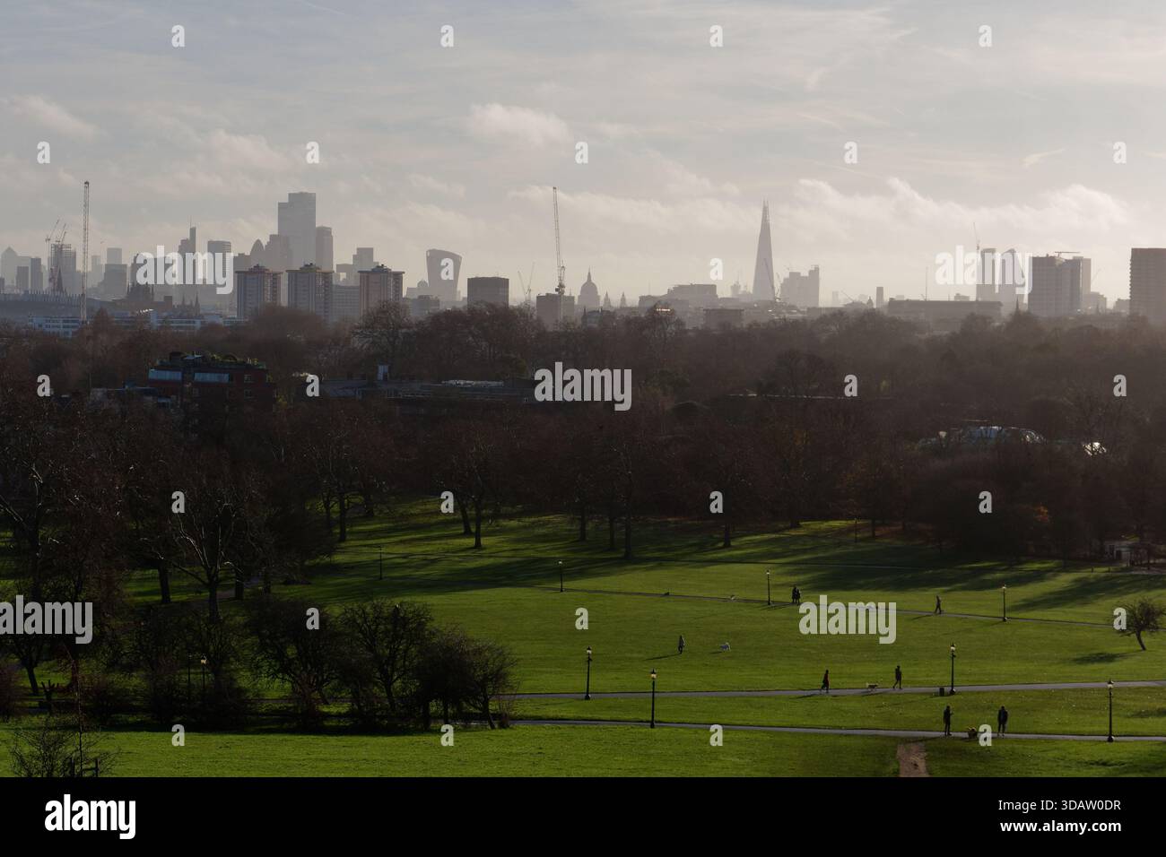 Vista da Primrose Hill verso i famosi grattacieli di Londra, Inghilterra. Dic 2025 Foto Stock
