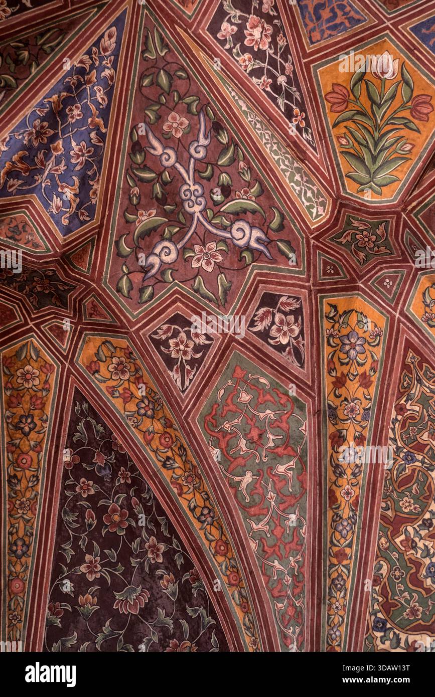 Vista di un soffitto ornato con intricati motivi floreali e disegni geometrici in ricchi colori contrastanti, Lahore, Punjab, Pakistan. Foto Stock