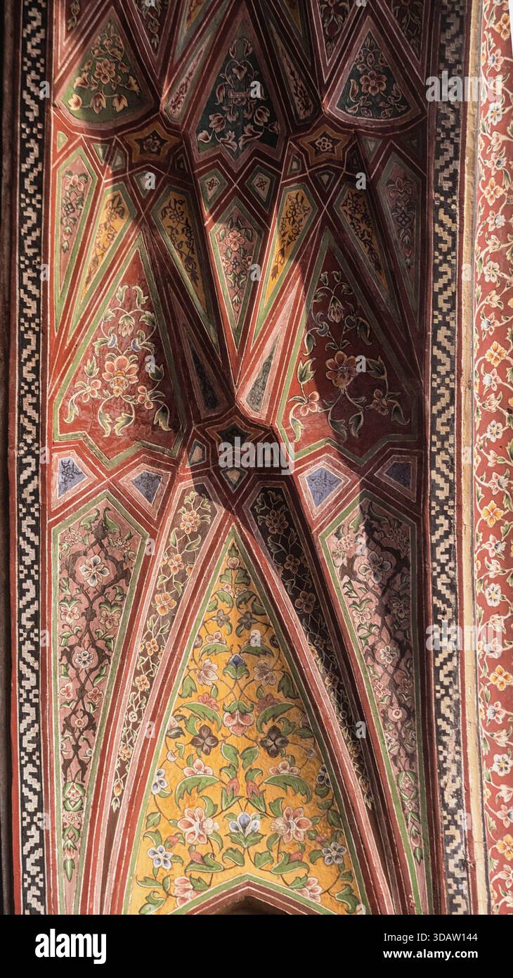 Vista di intricati motivi geometrici e motivi floreali adornano l'arco, creando un vivace arazzo di colori e texture, Lahore, Punjab, Pakistan Foto Stock