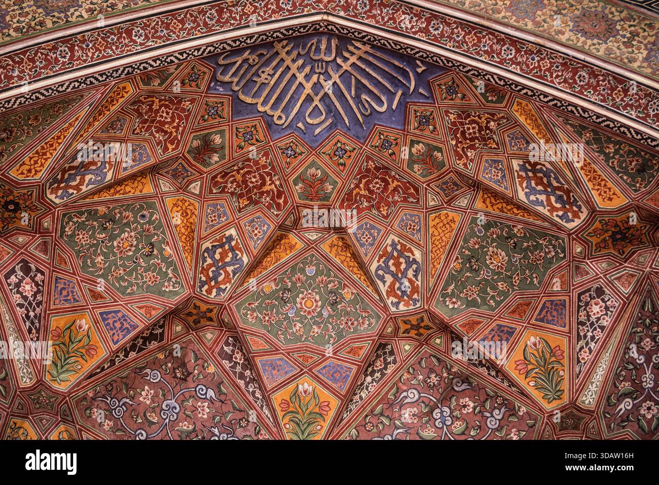 Vista di intricati motivi e texture adornano un arco storico, con colori vivaci che creano un affascinante arazzo d'arte, Lahore, Punjab, Pakistan Foto Stock