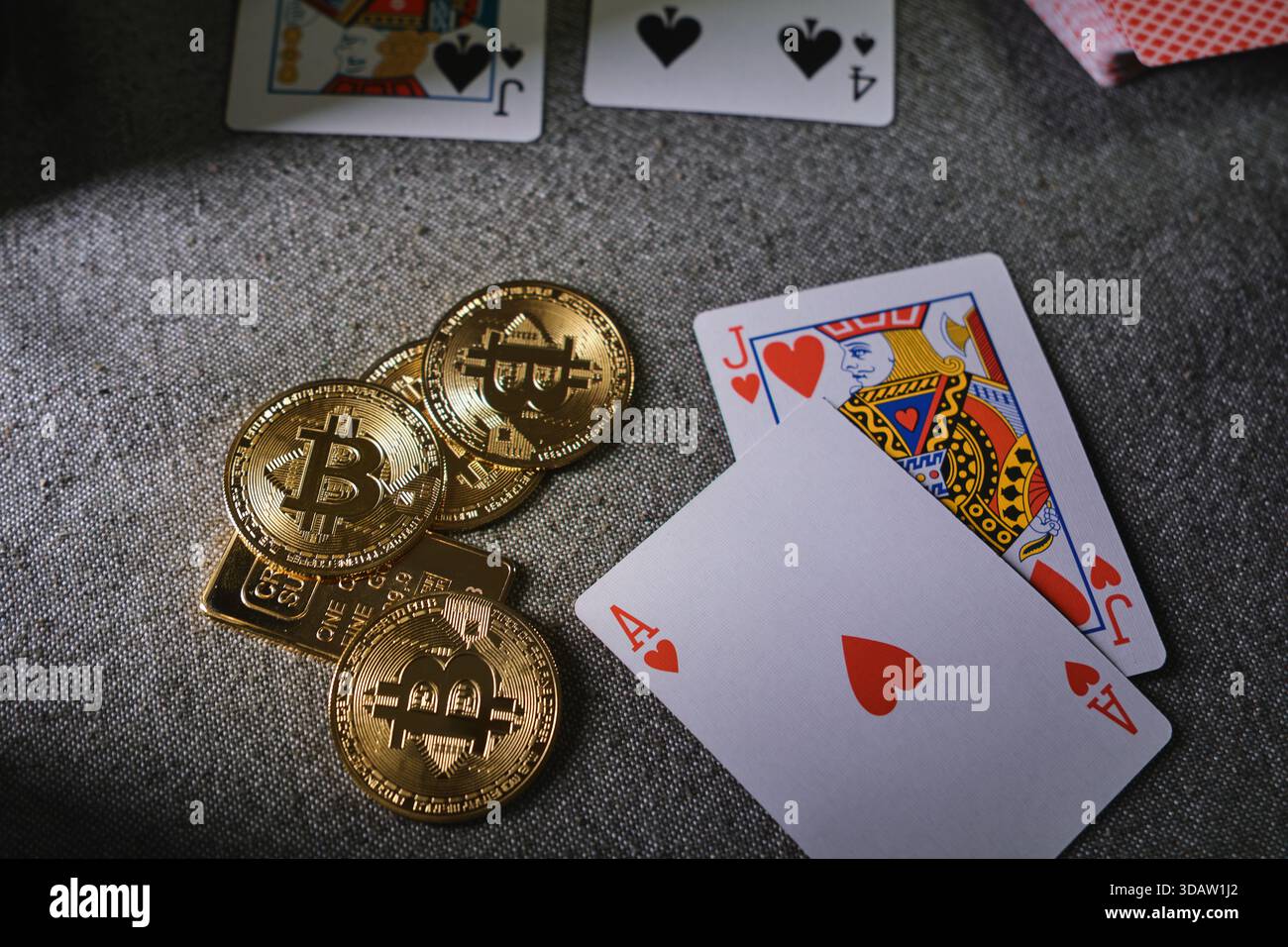 Gettoni bitcoin dorati e carte da gioco che rappresentano gioco d'azzardo, rischio e giochi da casinò online Foto Stock