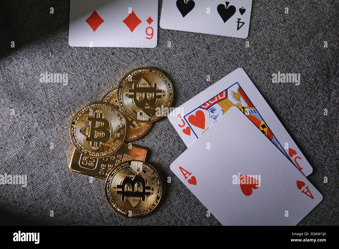 Gettoni bitcoin dorati e carte da gioco che rappresentano gioco d'azzardo, rischio e giochi da casinò online Foto Stock