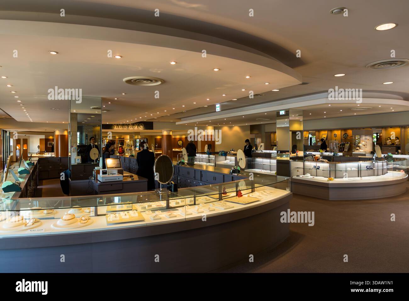 Pearl Plaza, una gioielleria sull'isola Mikimoto Pearl Island, offre una vasta selezione di gioielli di perle. Foto Stock