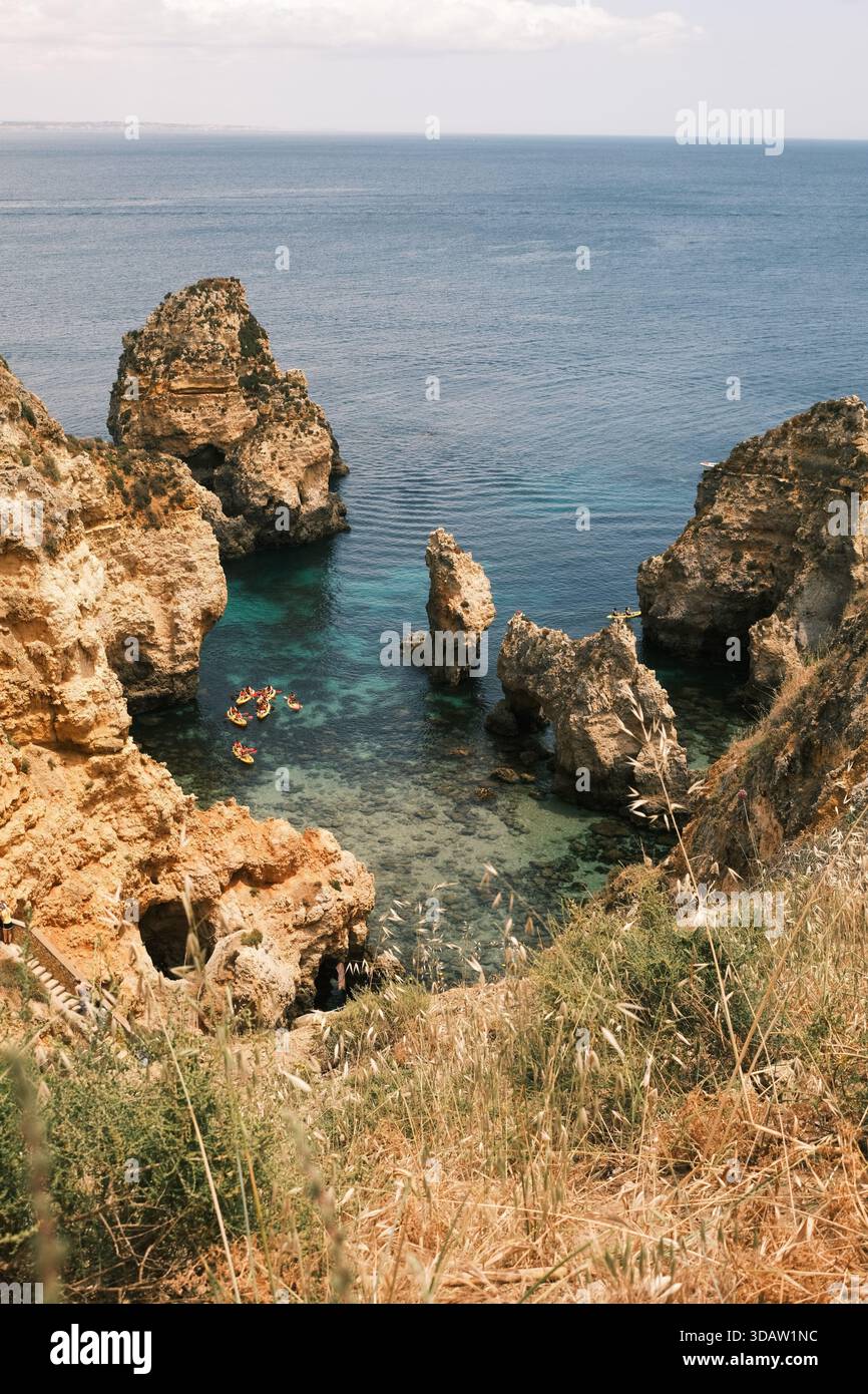 Splendidi paesaggi a Lagos, Algarve, Portogallo. Il colore della costa evidenzia l'acqua cristallina. Questa spiaggia è famosa per le sue formazioni rocciose. Foto Stock