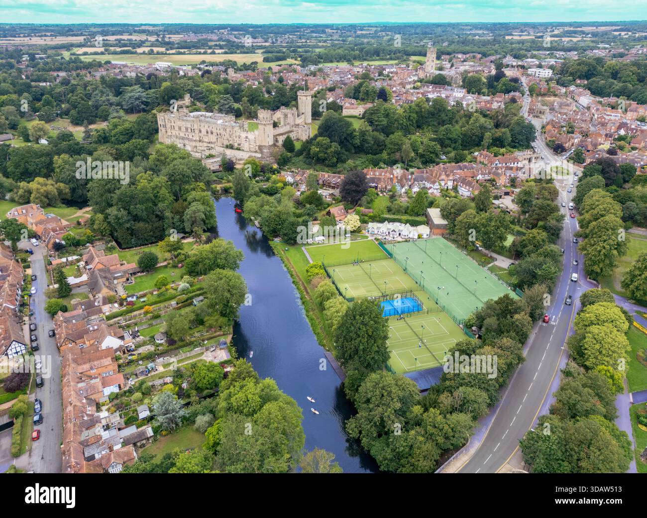 Vista aerea del castello di Warwick, maestosamente immerso nel verde lussureggiante, lungo il tranquillo fiume Avon, Warwick, Warwickshire, Inghilterra. Foto Stock