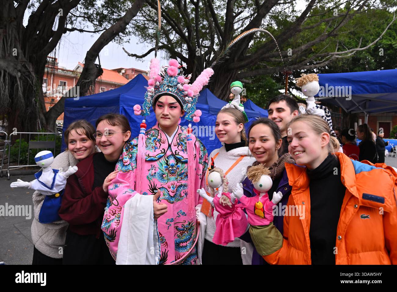 Quanzhou, la provincia cinese del Fujian. 12 dicembre 2025. I giovani russi che partecipano al Quanzhou International Puppet Festival posano per una foto di gruppo con un artista cinese a Quanzhou, nella provincia del Fujian, nella Cina sud-orientale, 12 dicembre 2025. Il festival dei burattini, che fa parte del 2025 Maritime Silk Road International Cultural Tourism Festival, ha avuto inizio qui venerdì. I burattinai in patria e all'estero hanno presentato diversi spettacoli di burattini qui, offrendo una festa visiva per il pubblico. Crediti: Jiang Kehong/Xinhua/Alamy Live News Foto Stock