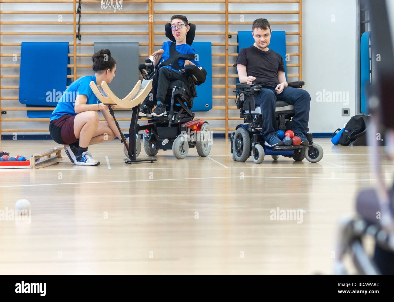 Gli atleti con paralisi cerebrale si allenano in boccia, mostrando abilità e determinazione. I giocatori si preparano con attenzione, utilizzando attrezzature adattive per coinvolgere i Foto Stock