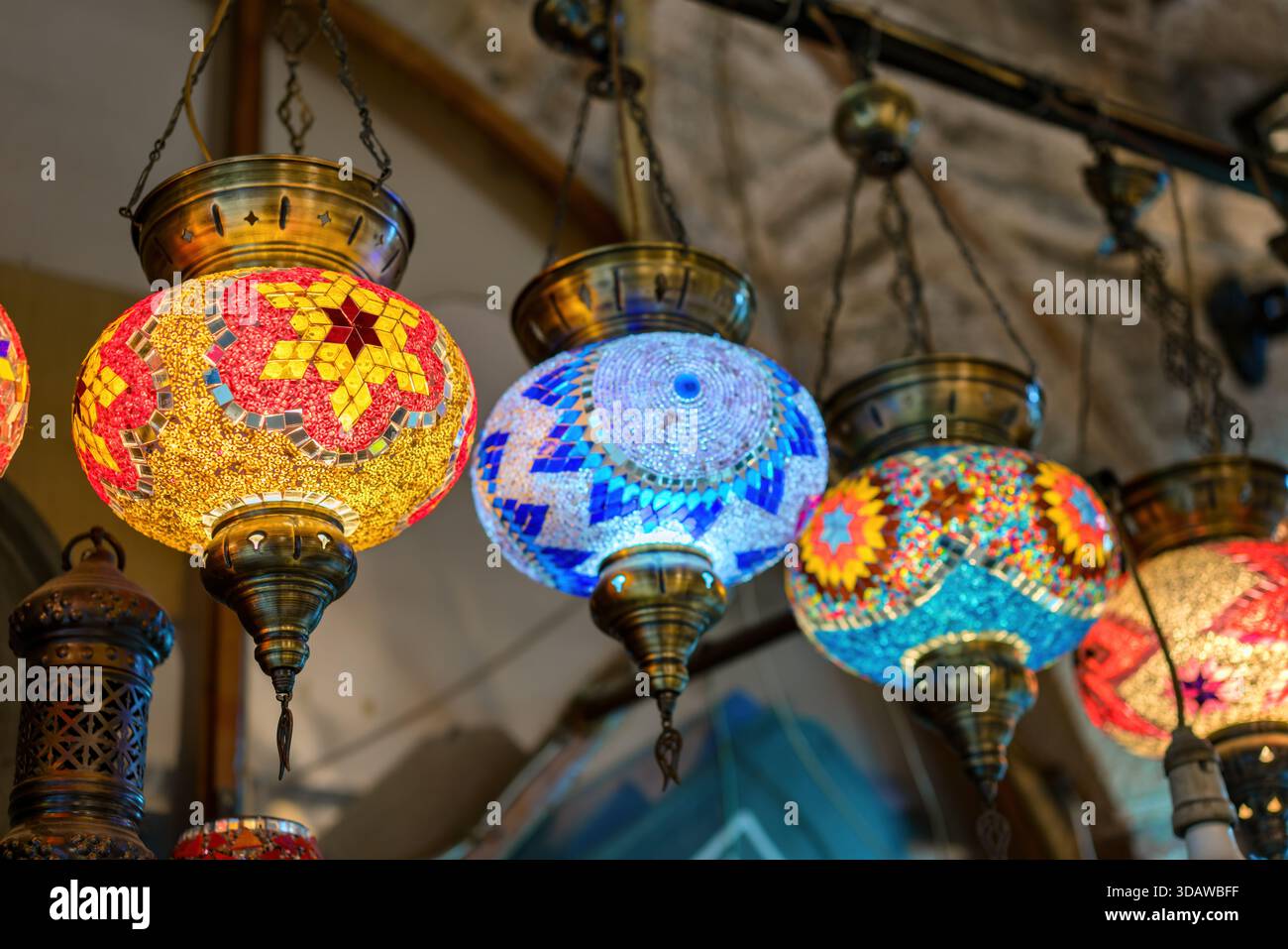 Le vivaci lampade a mosaico turche sono appese al soffitto e creano motivi colorati. Queste lampade in vetro realizzate a mano sono caratterizzate da complessi design geometrici, ADD Foto Stock