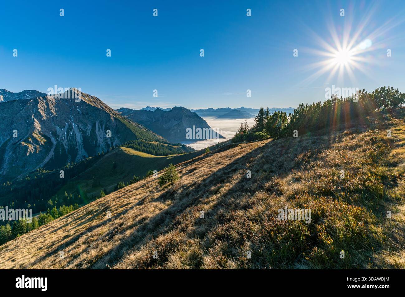 Maestoso paesaggio autunnale con montagne soleggiate e valli sotto le Alpi Allgaeu vicino a Oberstdorf Foto Stock