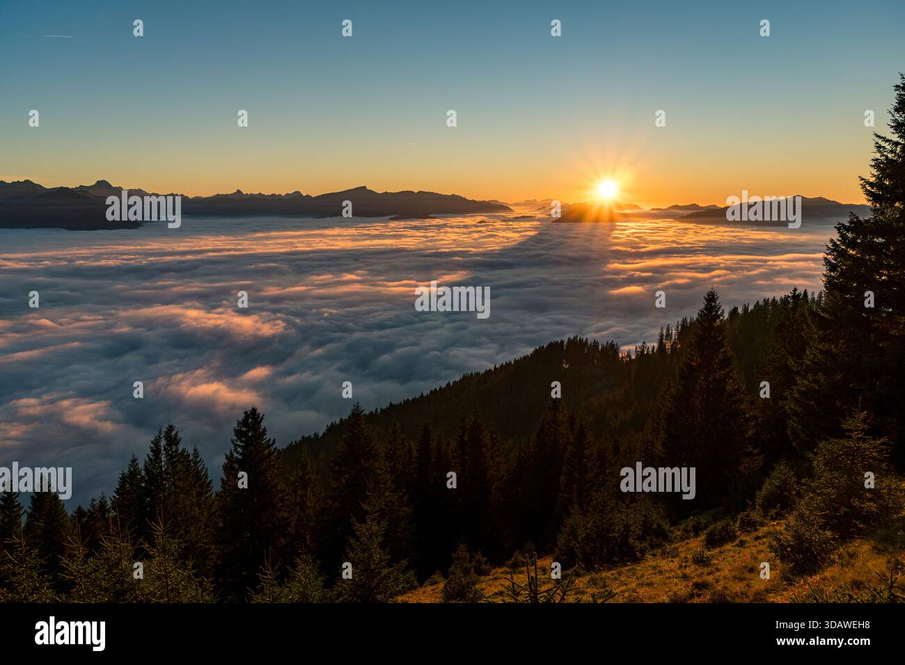 Alba mozzafiato dalla cima delle cime del Sonnenkopf durante un'escursione autunnale nelle alte Alpi Allgaeu vicino a Oberstdorf in Baviera Foto Stock