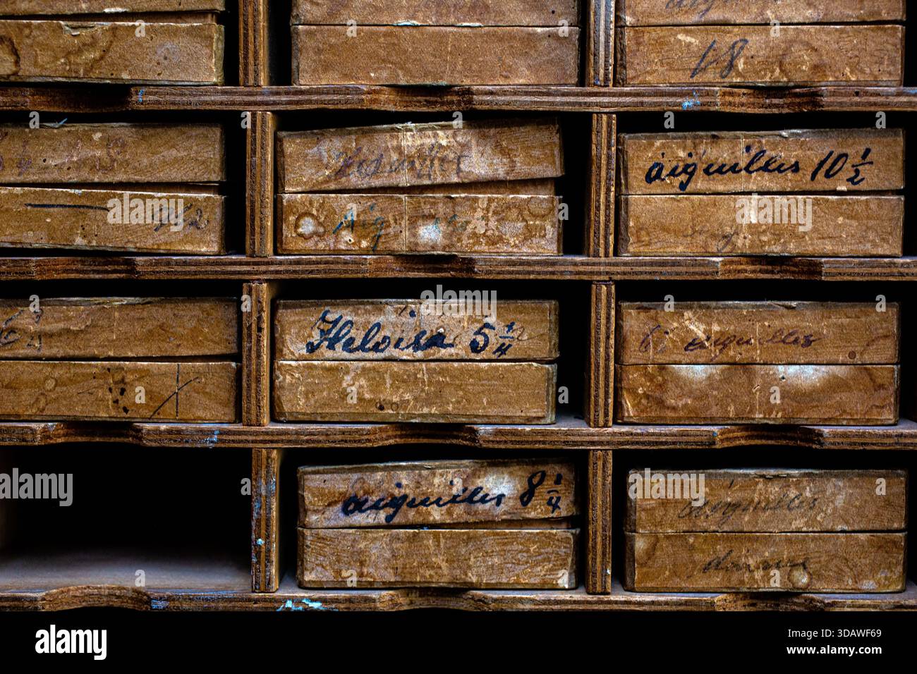 Armadietto industriale a cassetti multipli vintage con mobili tradizionali patina per la conservazione di officine o officine. Foto Stock