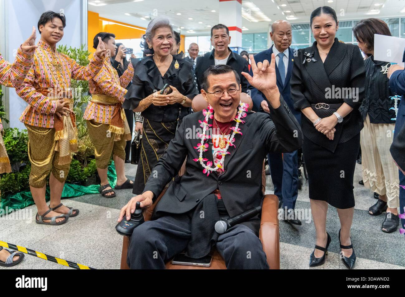 Krisana Lalai è presente alla cerimonia di apertura dell'Friendly Design Expo presso BITEC. Thailand Friendly Design Expo 2025, che si è tenuto sotto il tema “parità di accesso per tutti”, si è concentrato sul miglioramento della vita delle persone con disabilità e anziani attraverso innovazioni che eliminano le barriere negli spazi pubblici, nelle abitazioni, nei servizi sanitari e nel turismo, sostenendo la vita indipendente e la piena partecipazione alla società. È organizzata dalla Friendly Design for All Foundation, fondata nel 2015 da Krisana Lalai, giornalista thailandese e sostenitrice dei diritti umani. Foto Stock
