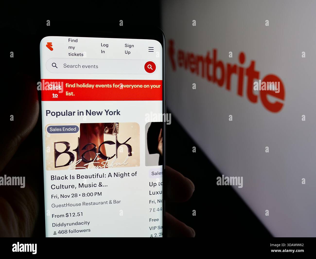 Stoccarda, Germania - 11-30-2025: Persona che tiene il cellulare con pagina web della società americana di pianificazione eventi Eventbrite Inc. Sullo schermo davanti al logo. Foto Stock