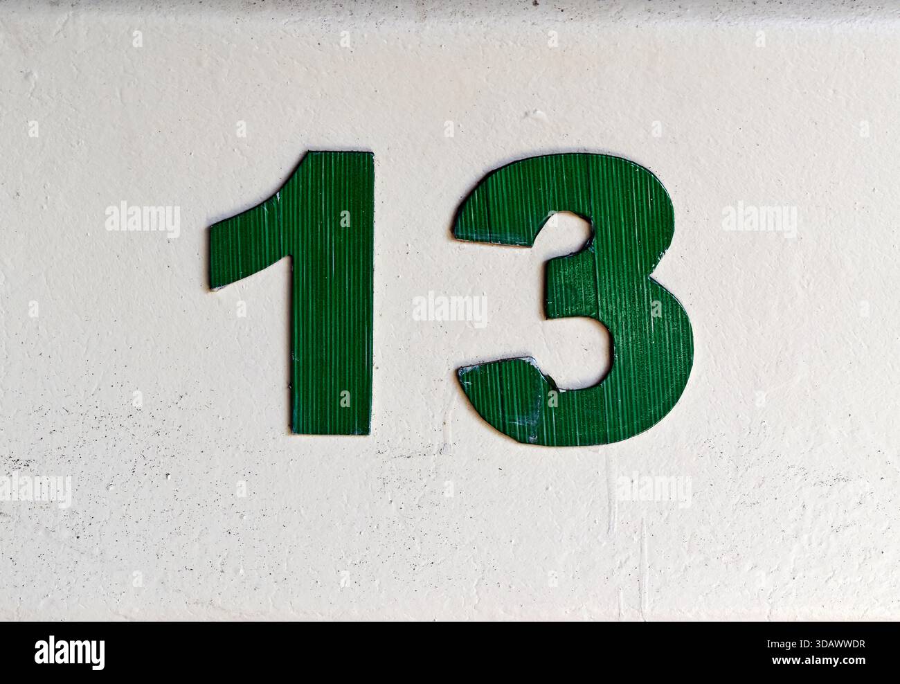 Numero tredici su superficie bianca Foto Stock
