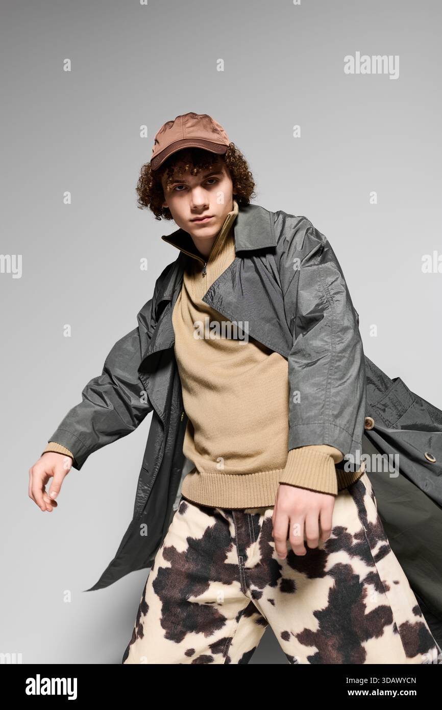 L'adolescente esprime la propria individualità attraverso un outfit straordinario, combinando comfort e stile senza sforzo. Foto Stock