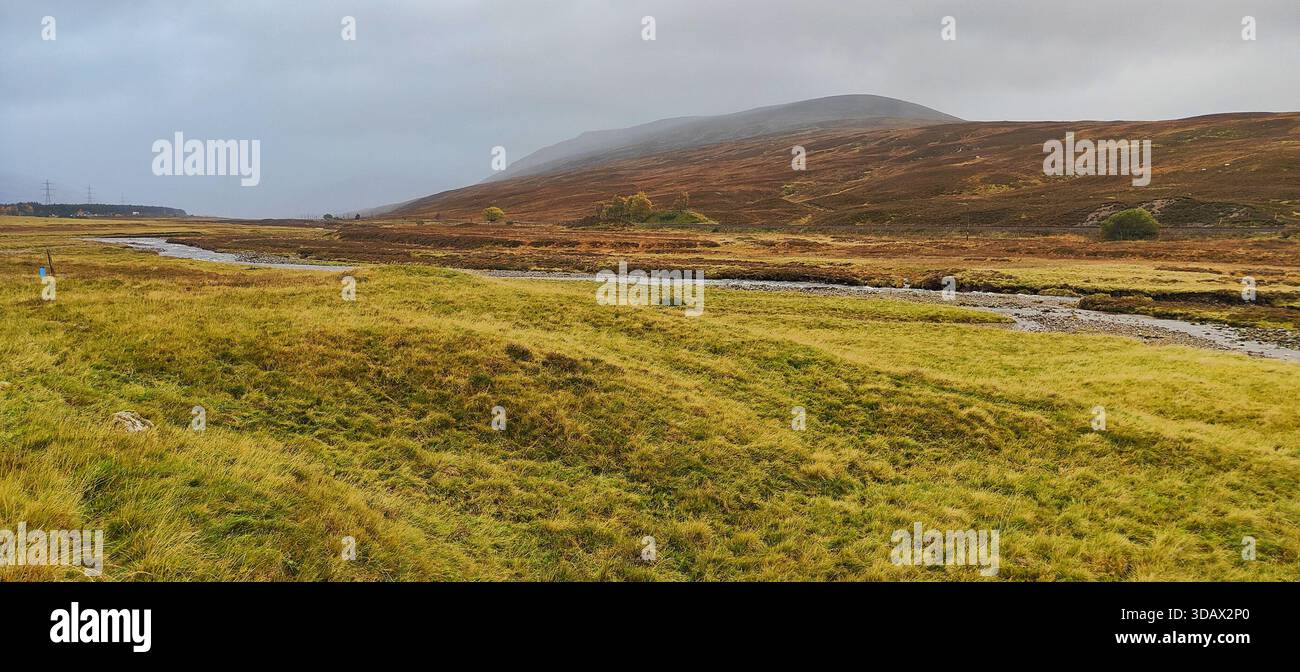 I colori autunnali delle Highlands scozzesi rivelano montagne infinite, valli tortuose e fiumi che scorrono attraverso un paesaggio spettacolare Foto Stock