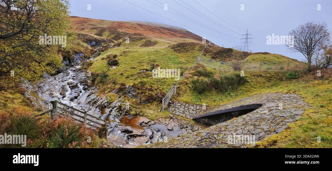 I colori autunnali delle Highlands scozzesi rivelano montagne infinite, valli tortuose e fiumi che scorrono attraverso un paesaggio spettacolare Foto Stock